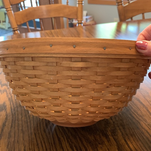 Longaberger 11" Bowl Basket with liner and lidded protector - Picture 3 of 16